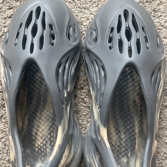 ADIDAS YEEZY FOAM RNNR MXT MOON GRAY - Picture 1 of 5